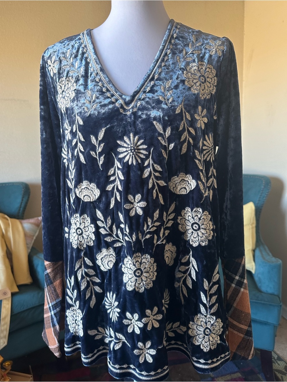 Contrast Plaid on Back! &Cuffs Savanna Jane Velvet Embroidered Floral Top Small